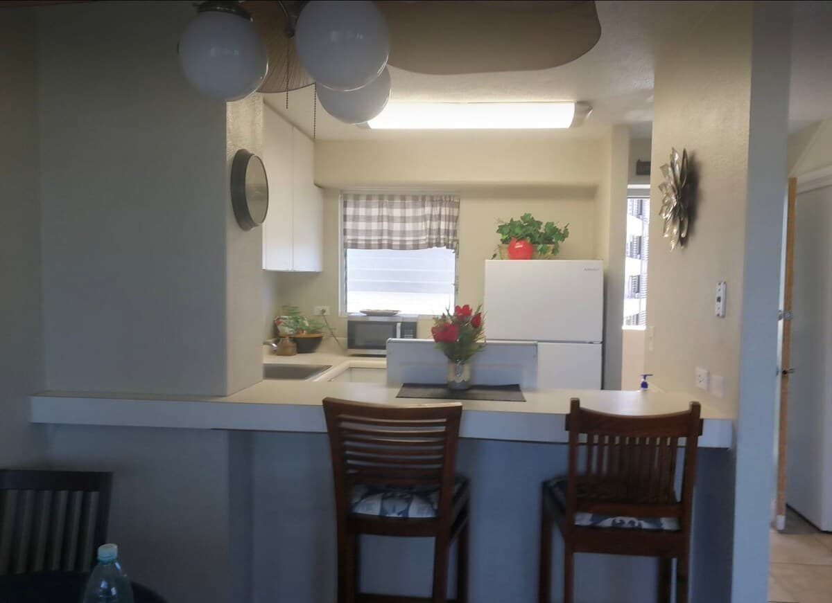Condo in Honolulu · ★4.71 · 2 bedrooms · 1 private bath - Photo 4