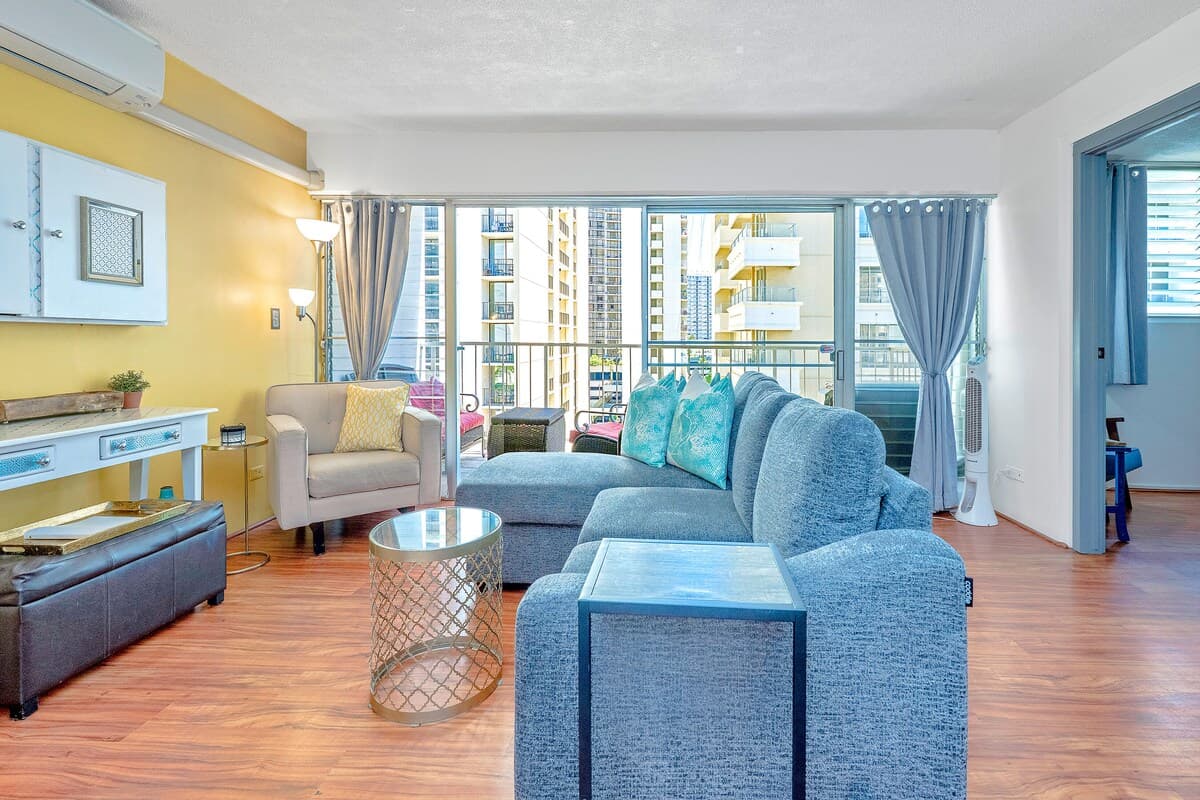 Condo in Honolulu · ★4.86 · 2 bedrooms · 3 beds · 2 private baths - Photo 3