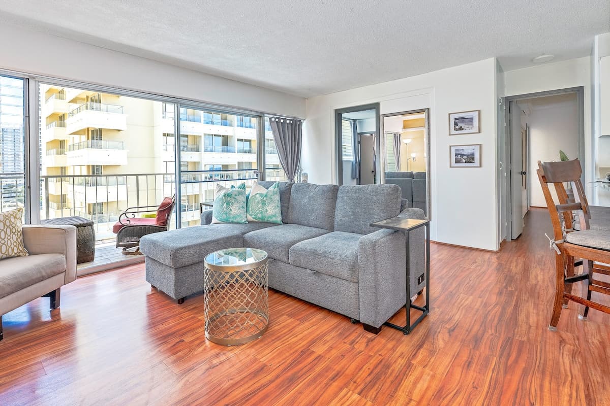 Condo in Honolulu · ★4.86 · 2 bedrooms · 3 beds · 2 private baths - Photo 1