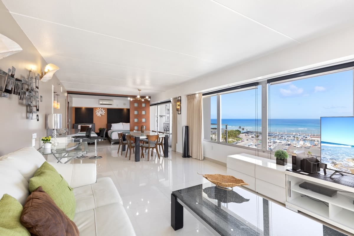 Ocean View 2 Bedroom/2 Bath Condo at Ilikai Resort - Photo 5