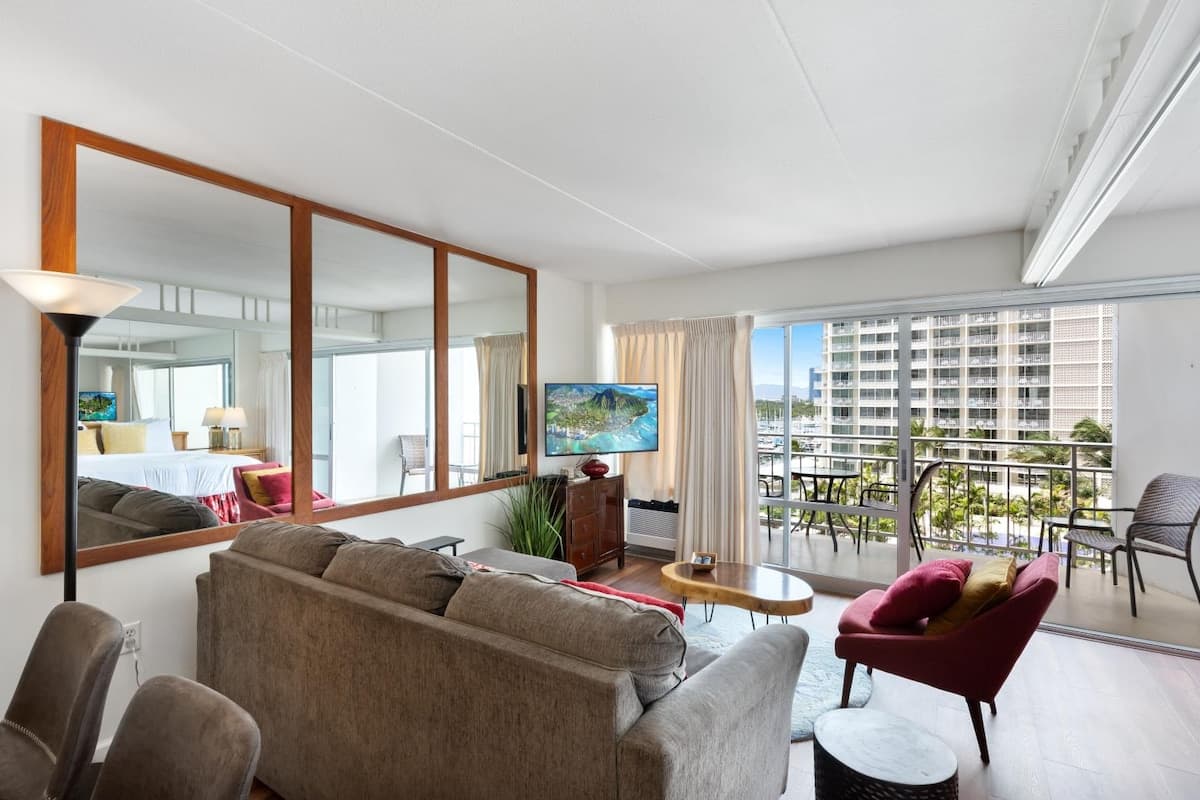 Waikiki Oceanview Resort Pool | Gym | Free Parking - Photo 4