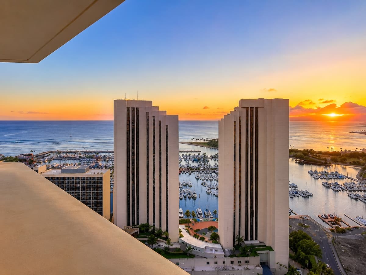 Condo in Honolulu · ★4.87 · 1 bedroom · 2 beds · 1 private bath - Photo 3