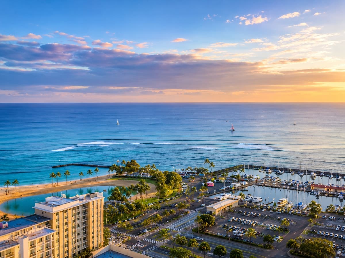 Condo in Honolulu · ★4.87 · 1 bedroom · 2 beds · 1 private bath - Photo 4