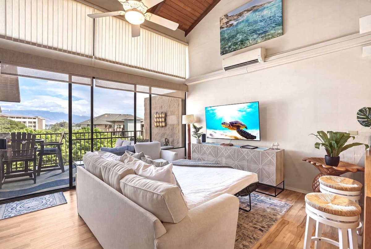 Penthouse w/ lanai, pool & beach access - Photo 5