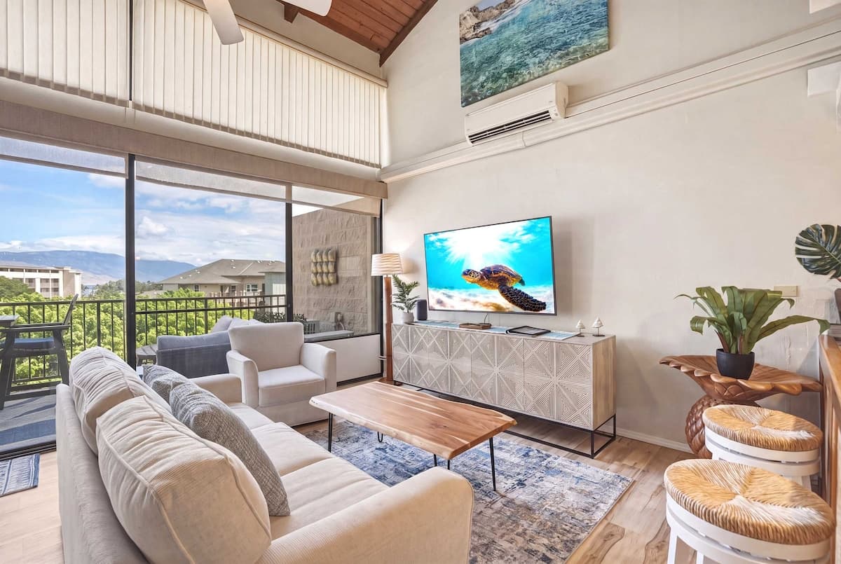 Penthouse w/ lanai, pool & beach access - Photo 1