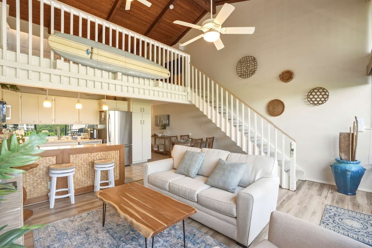 Penthouse w/ lanai, pool & beach access - Photo 2
