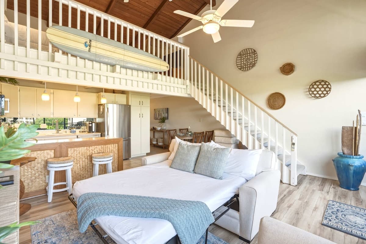 Penthouse w/ lanai, pool & beach access - Photo 4