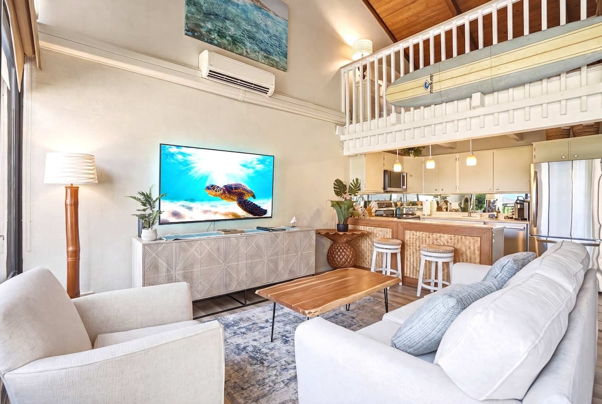 Penthouse w/ lanai, pool & beach access - Photo 3