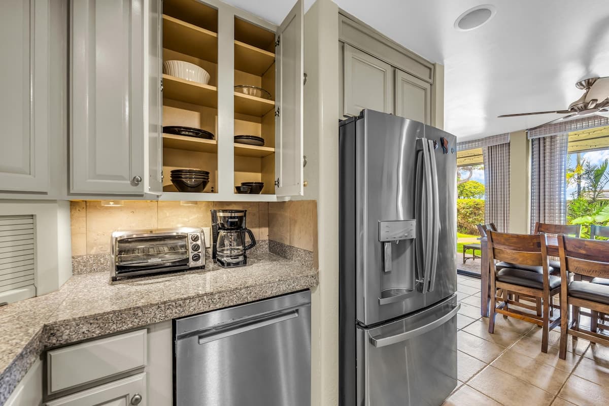 Condo in Kihei · ★4.83 · 2 bedrooms · 3 beds · 1 bath - Photo 5