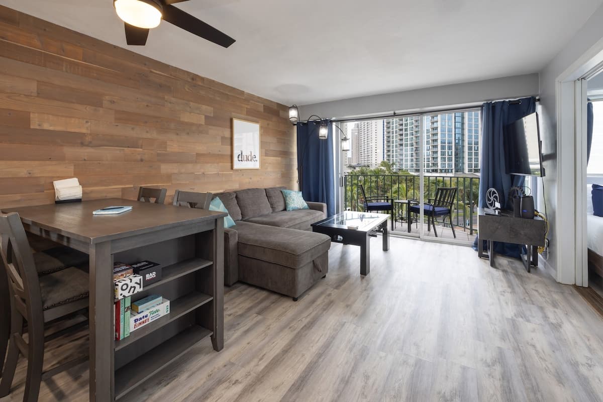 Condo in Honolulu · ★4.9 · 2 bedrooms · 4 beds · 1 private bath - Photo 4