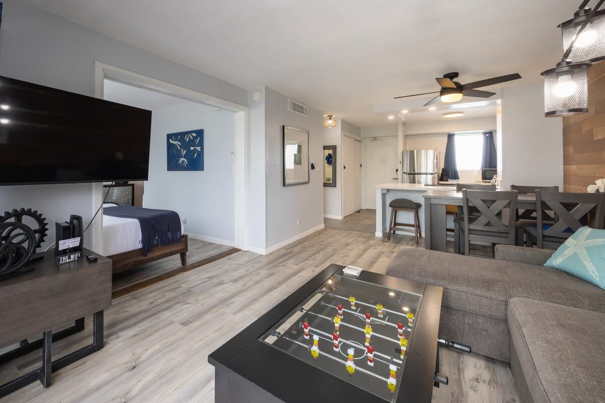 Condo in Honolulu · ★4.9 · 2 bedrooms · 4 beds · 1 private bath - Photo 3