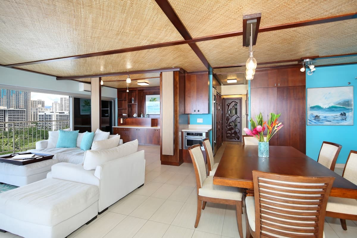 Condo in Honolulu · ★4.74 · 2 bedrooms · 4 beds · 2 private baths - Photo 4