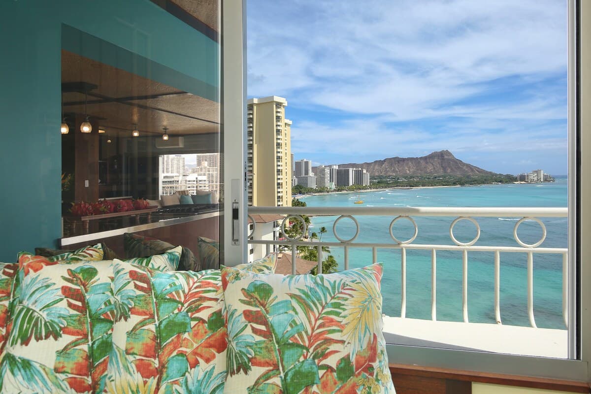 Condo in Honolulu · ★4.74 · 2 bedrooms · 4 beds · 2 private baths - Photo 3