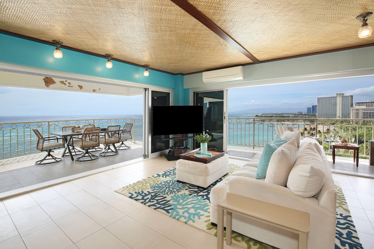 Condo in Honolulu · ★4.74 · 2 bedrooms · 4 beds · 2 private baths - Photo 1