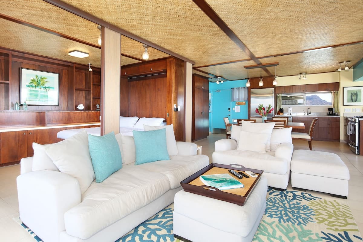 Condo in Honolulu · ★4.74 · 2 bedrooms · 4 beds · 2 private baths - Photo 5