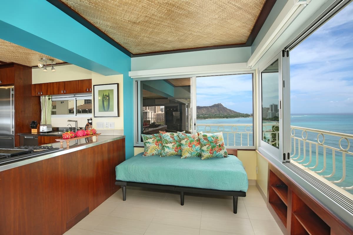 Condo in Honolulu · ★4.74 · 2 bedrooms · 4 beds · 2 private baths - Photo 2