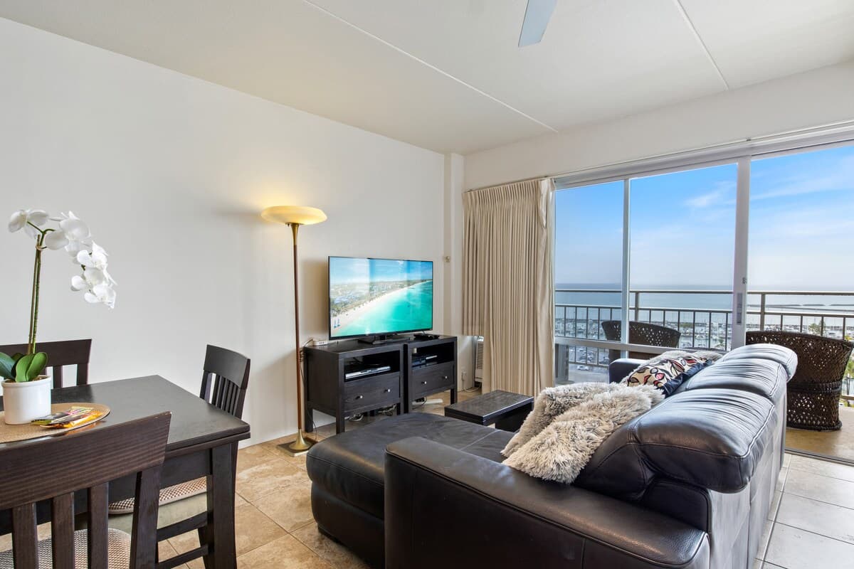 Condo in Honolulu · ★4.51 · Studio · 3 beds · 1 private bath - Photo 3