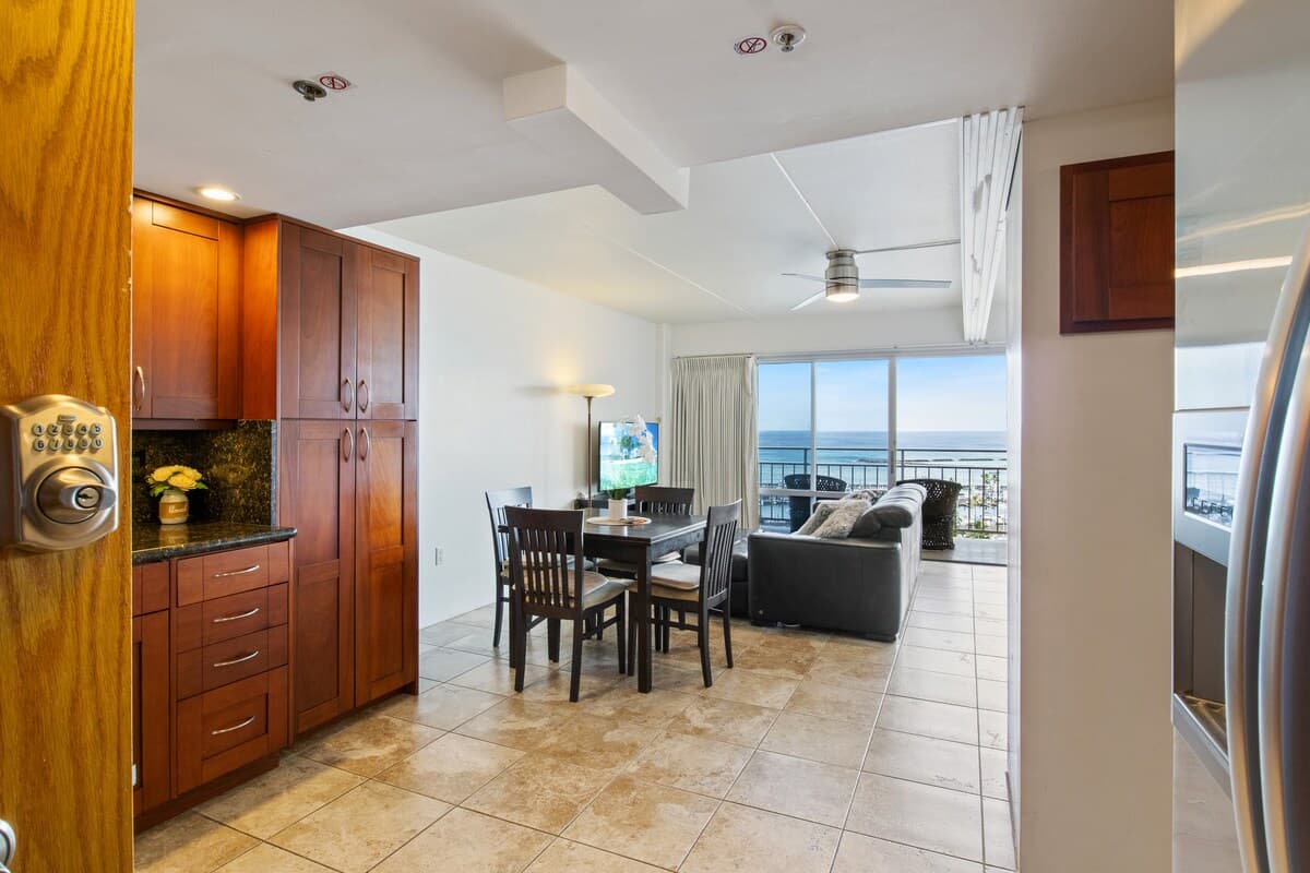Condo in Honolulu · ★4.51 · Studio · 3 beds · 1 private bath - Photo 2