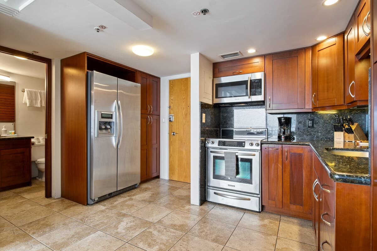 Condo in Honolulu · ★4.51 · Studio · 3 beds · 1 private bath - Photo 4