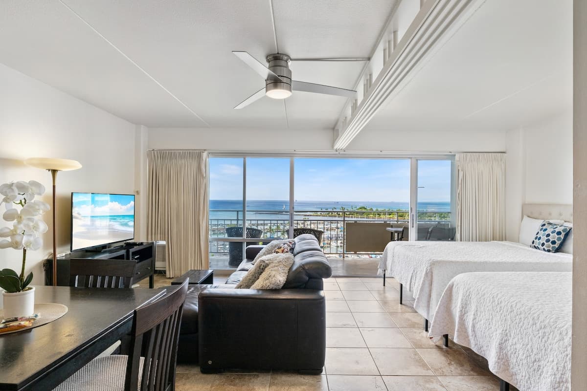 Condo in Honolulu · ★4.51 · Studio · 3 beds · 1 private bath - Photo 1