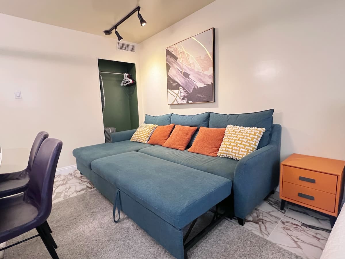 Waikiki Legal Apt 3b+2b-1 Free parking - Photo 4