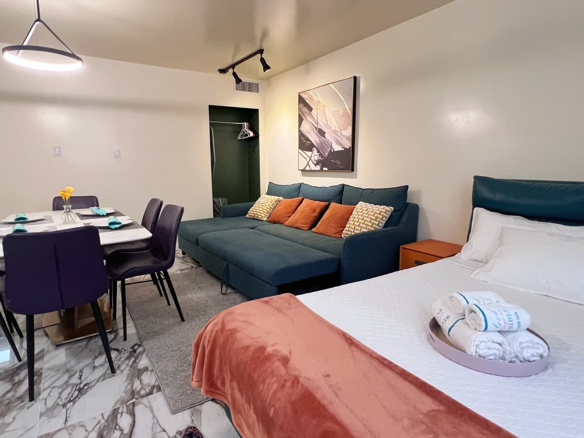 Waikiki Legal Apt 3b+2b-1 Free parking - Photo 2