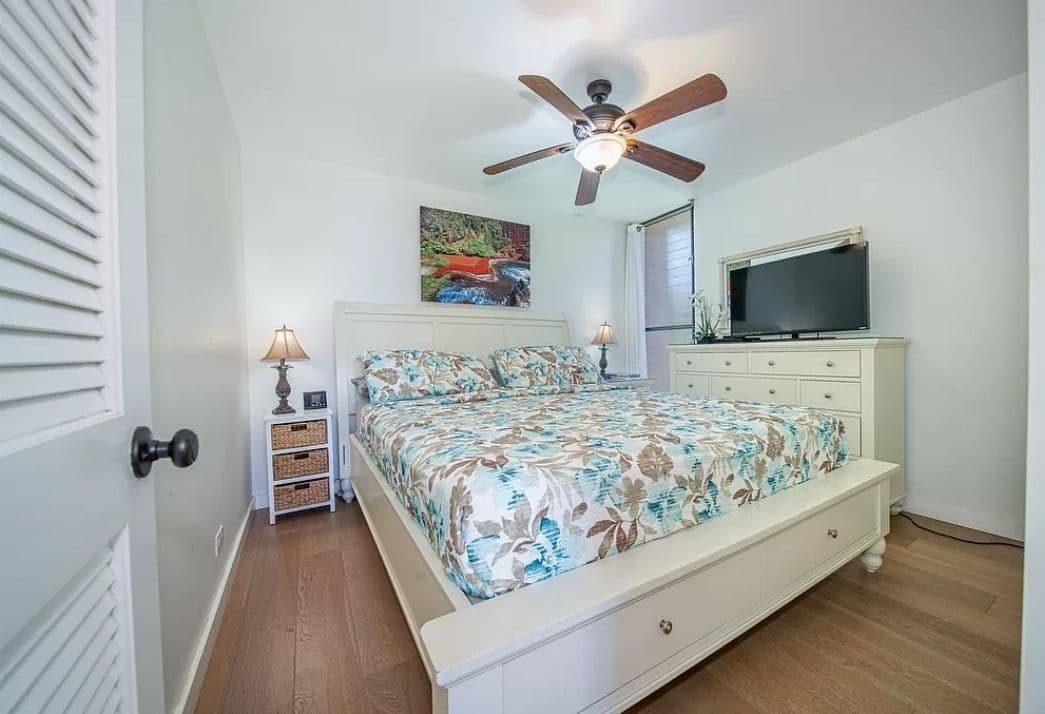In the center of it all! - Photo 5