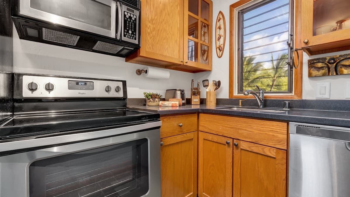 Condo in Kailua-Kona · ★4.83 · Studio · 1 bed · 1 bath - Photo 4
