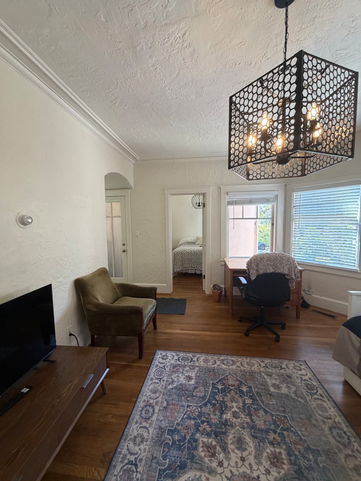 Spacious N. Berkeley Classic with Modern Comfort - Photo 3