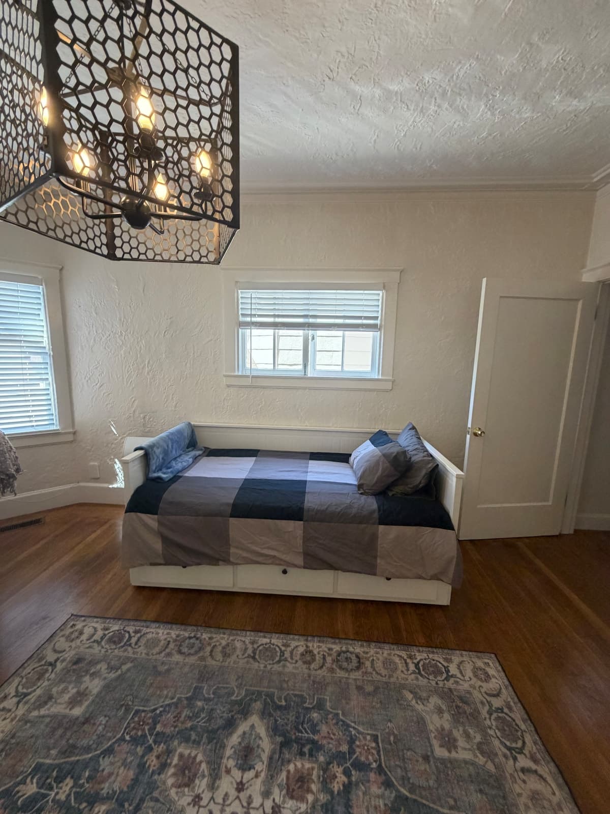 Spacious N. Berkeley Classic with Modern Comfort - Photo 2