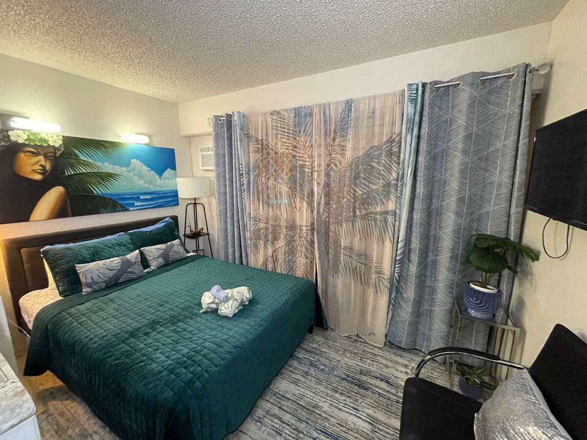 Stylish studio near Kuhio Beach - Photo 1