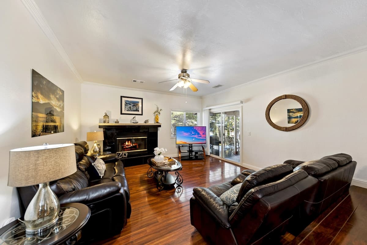 Single-Story 5BR with Hot Tub, 1 Mi to Lake - Photo 1