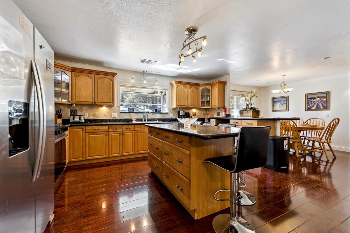 Single-Story 5BR with Hot Tub, 1 Mi to Lake - Photo 4