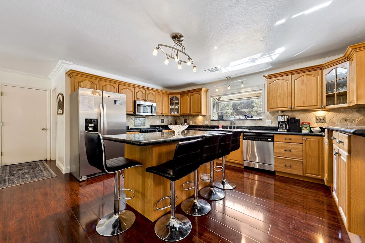 Single-Story 5BR with Hot Tub, 1 Mi to Lake - Photo 3