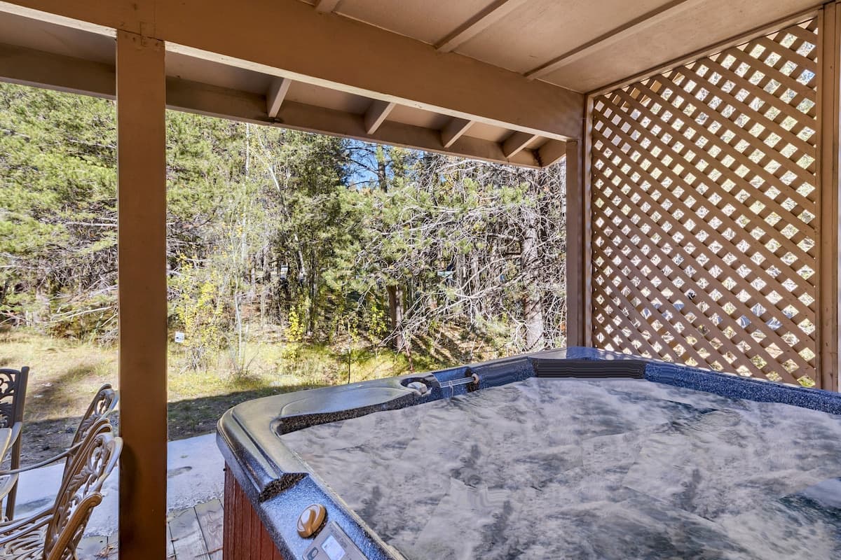 Single-Story 5BR with Hot Tub, 1 Mi to Lake - Photo 2