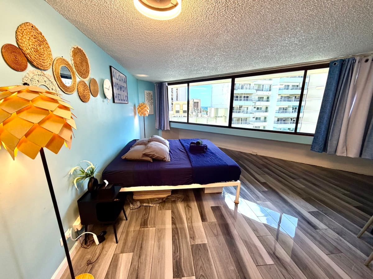 Condo in Honolulu · ★4.79 · 1 bedroom · 1 bed · 1 private bath - Photo 2
