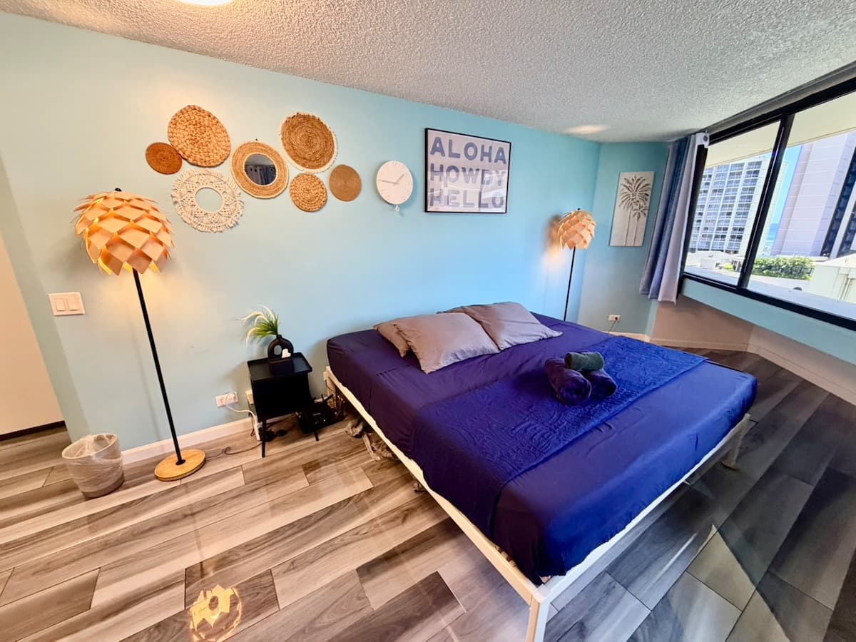 Condo in Honolulu · ★4.56 · 1 bedroom · 1 bed · 1 private bath - Photo 1
