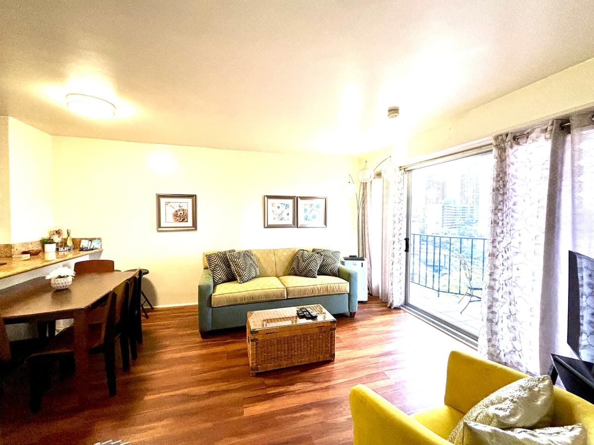 Royal Aloha Waikiki 2 bedroom/Parking/Kitchen 907 - Photo 1