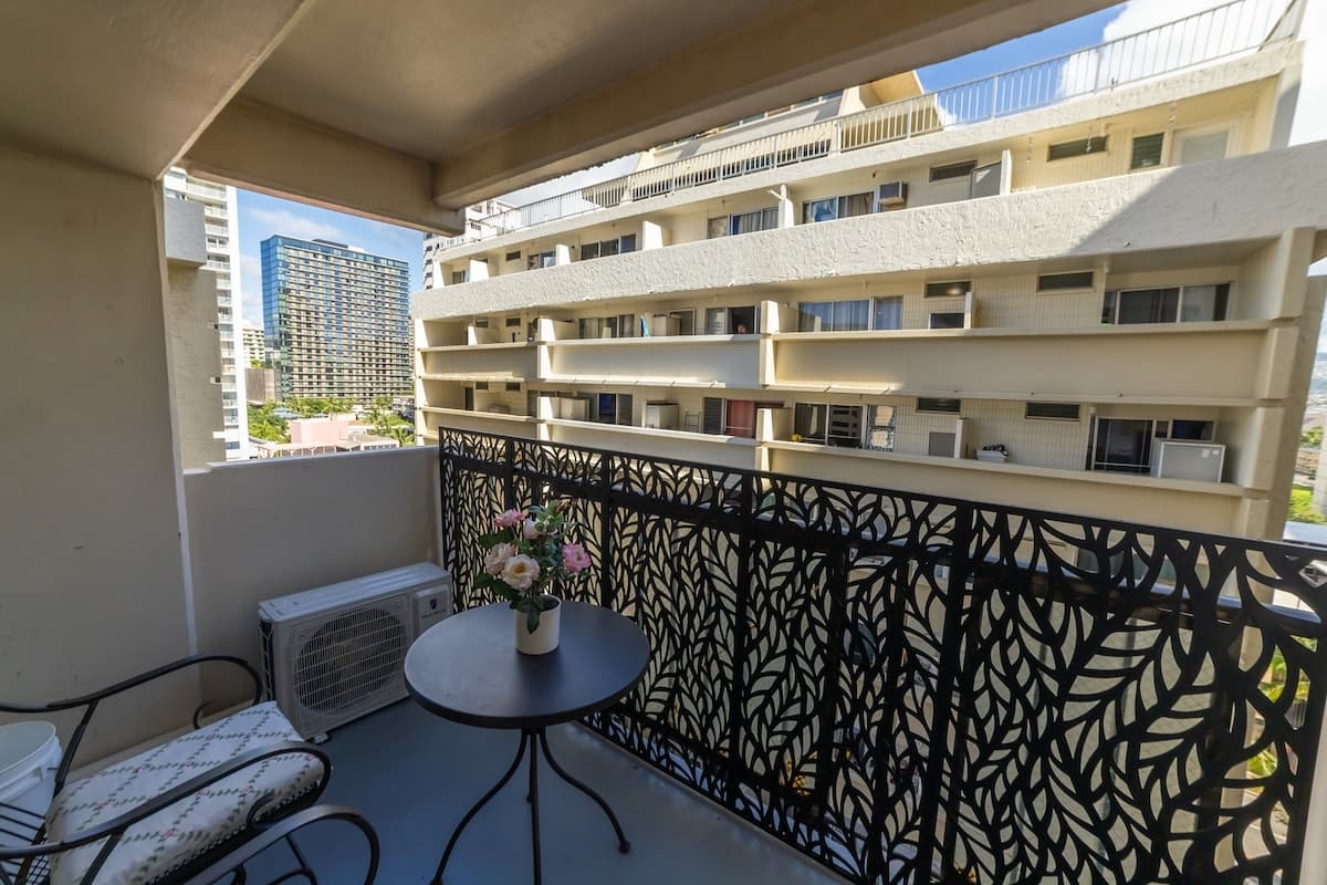 Condo in Honolulu · ★4.8 · 1 bedroom · 2 beds · 1 private bath - Photo 2