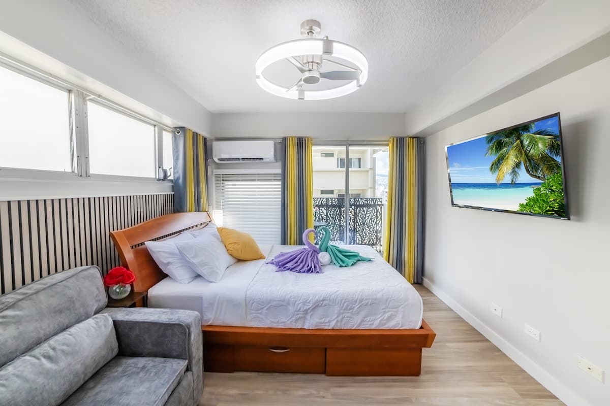 Condo in Honolulu · ★4.8 · 1 bedroom · 2 beds · 1 private bath - Photo 1