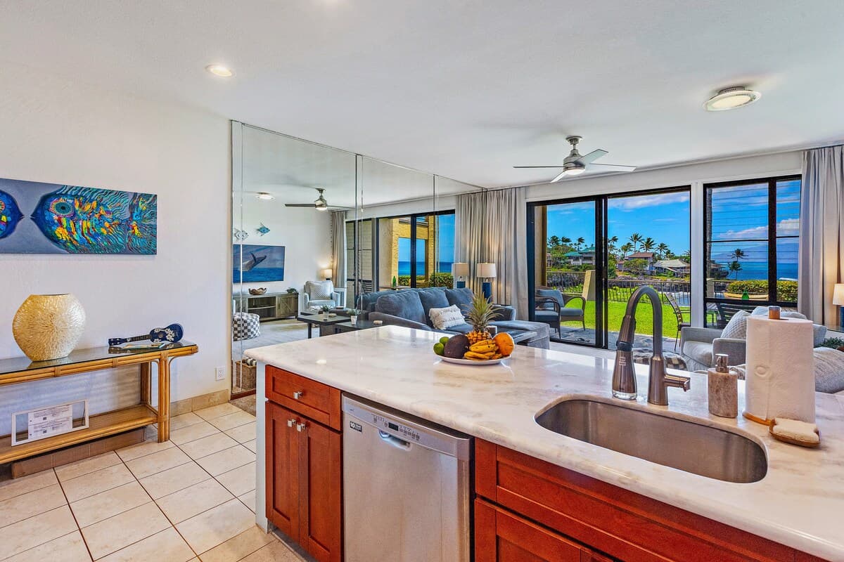 Townhouse in Lahaina · ★4.94 · 1 bedroom · 2 beds · 1 bath - Photo 4