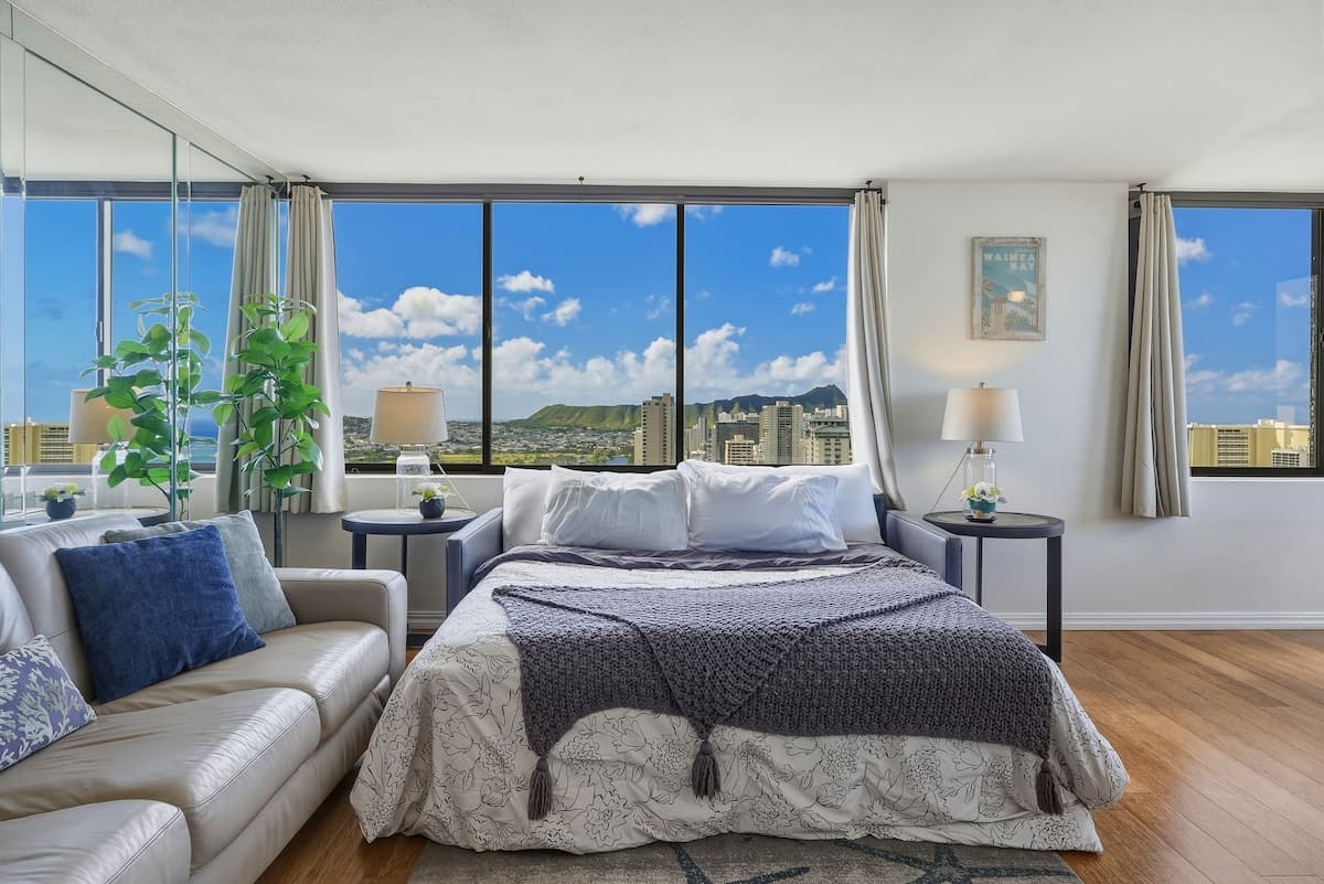 Condo in Honolulu · ★4.88 · 2 bedrooms · 4 beds · 2 private baths - Photo 5