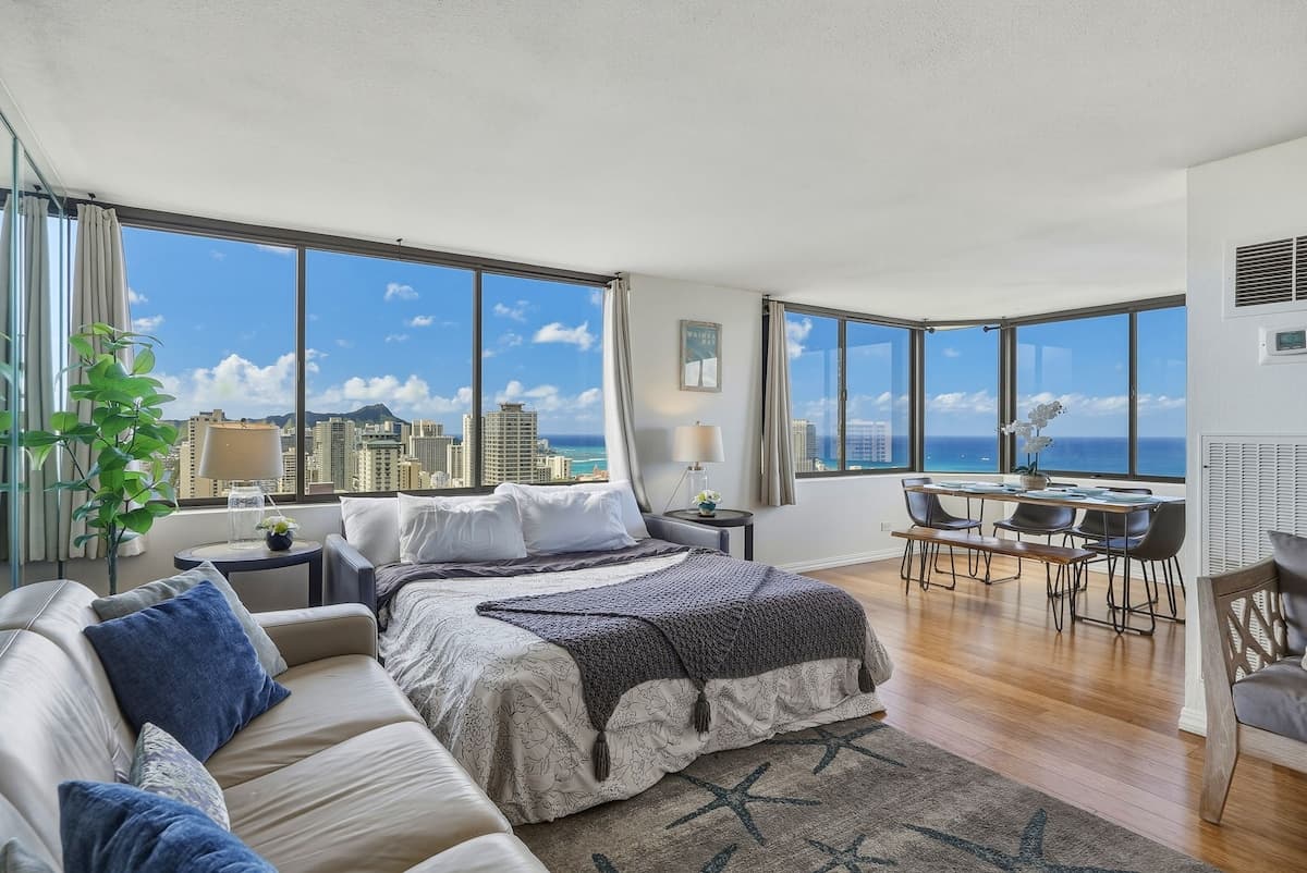 Condo in Honolulu · ★4.88 · 2 bedrooms · 4 beds · 2 private baths - Photo 4