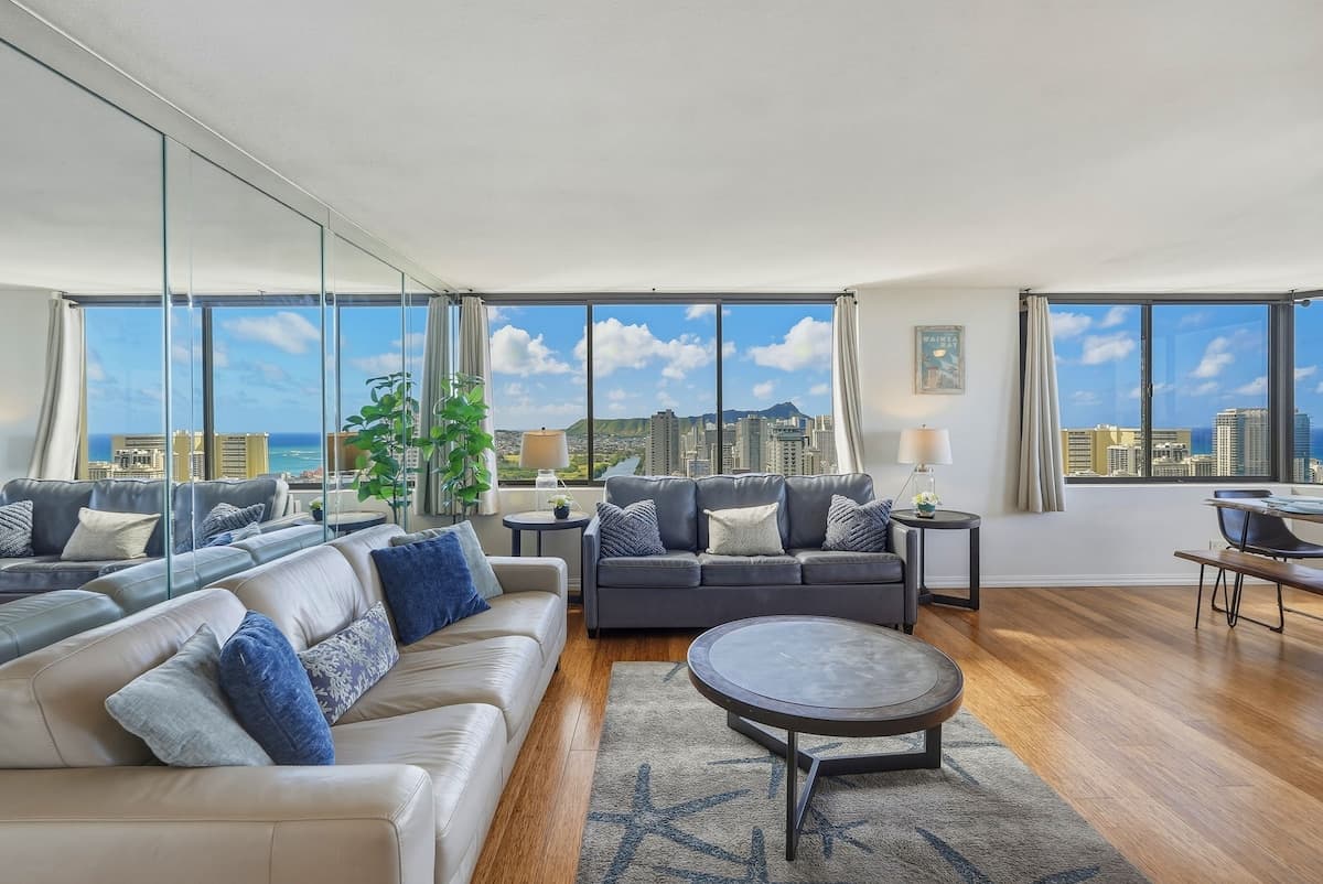 Condo in Honolulu · ★4.88 · 2 bedrooms · 4 beds · 2 private baths - Photo 3