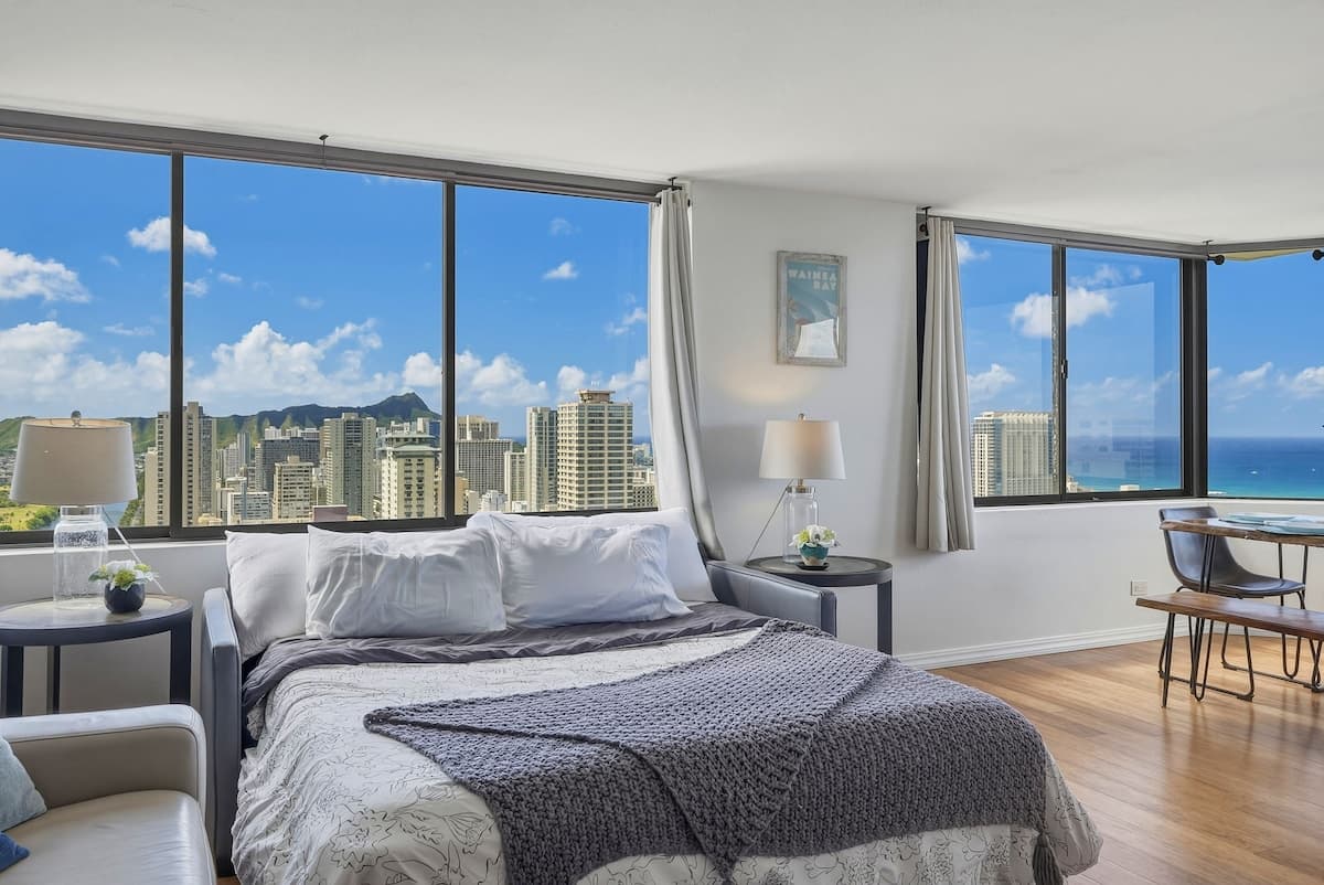 Condo in Honolulu · ★4.88 · 2 bedrooms · 4 beds · 2 private baths - Photo 2