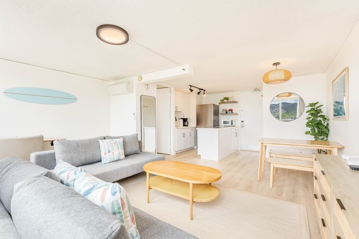 Condo in Honolulu · ★4.71 · 1 bedroom · 2 beds · 1 shared bath - Photo 2