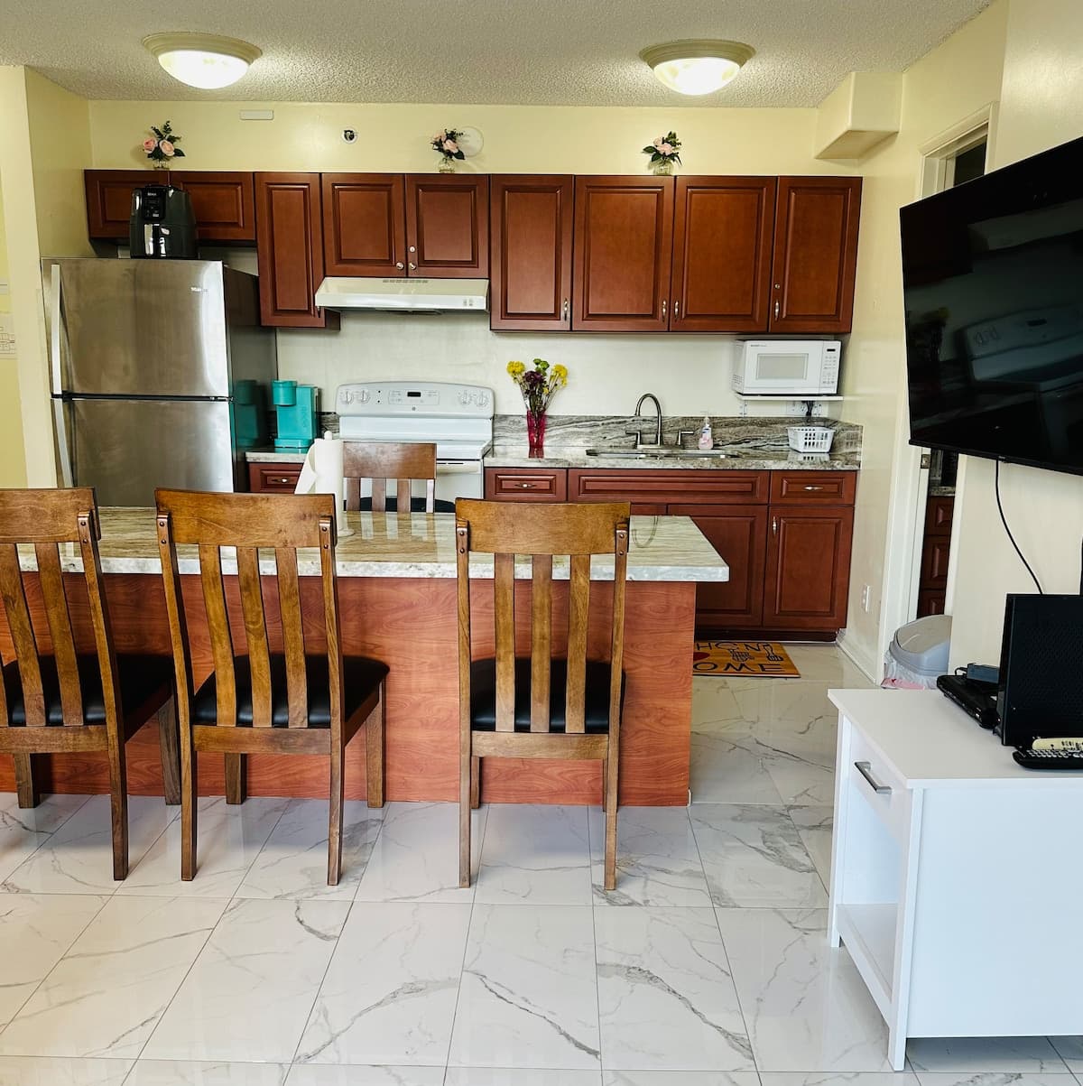 Condo in Honolulu · ★4.78 · 1 bedroom · 3 beds · 1 private bath - Photo 5