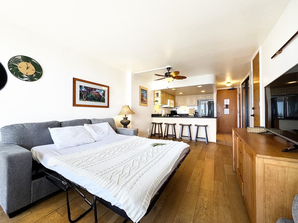 Condo in Honolulu · ★4.76 · 1 bedroom · 2 beds · 1 private bath - Photo 3