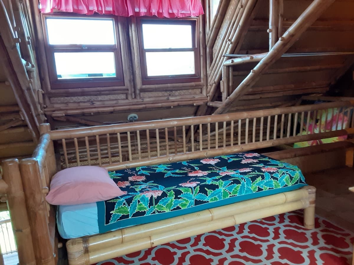 Home in Hilo · ★4.93 · 1 bedroom · 2 beds · 1 bath - Photo 2