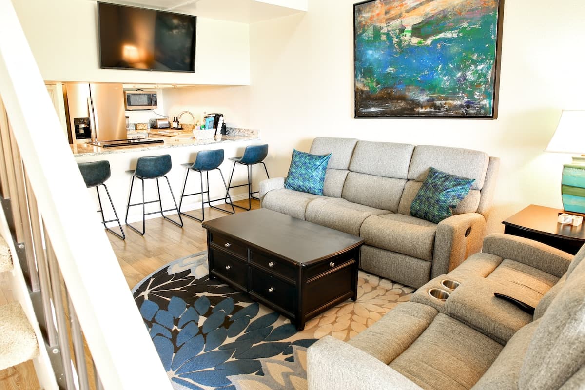 Condo in Kailua-Kona · ★4.98 · 2 bedrooms · 2 beds · 2 shared baths - Photo 4